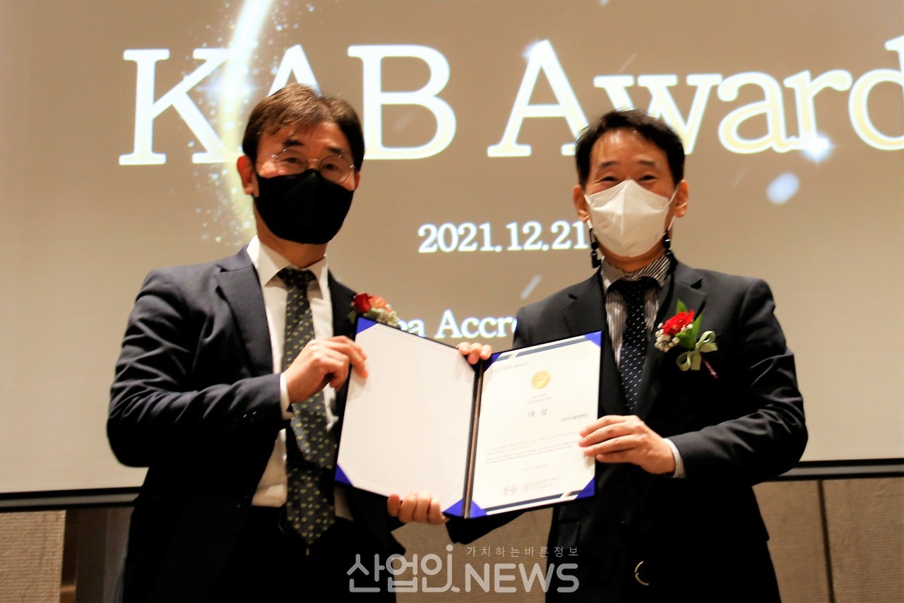 송지영 한국품질재단 대표(오른쪽)가 윤상재 한국인증지원센터 대표로 부터 상장을 받고 기념촬영을 하고 있다.