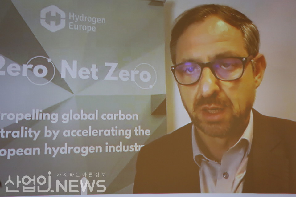  Hydrogen Europe(EU)의 요르고 차치마르카키스( Jorgo Chatzimarkakis) 대표가 유럽의 수소산업 동향에 대해 발표하고 있다. [황무선 기자]