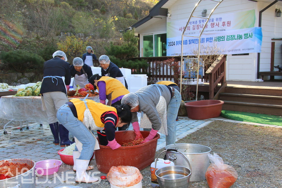 모자란 김장 양념을 다시 만들고 있는 가스시공협의회 김영태 회장과 김희연 세계탈북여성지원연합 회장다. [황무선 기자]