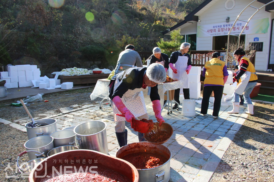 김치에 양념을 버무리고, 김장용 양념을 나르는 등 봉사활동에 여념이 없는 가스공사협의회 회장단의 봉사 활동 모습. [황무선 기자]