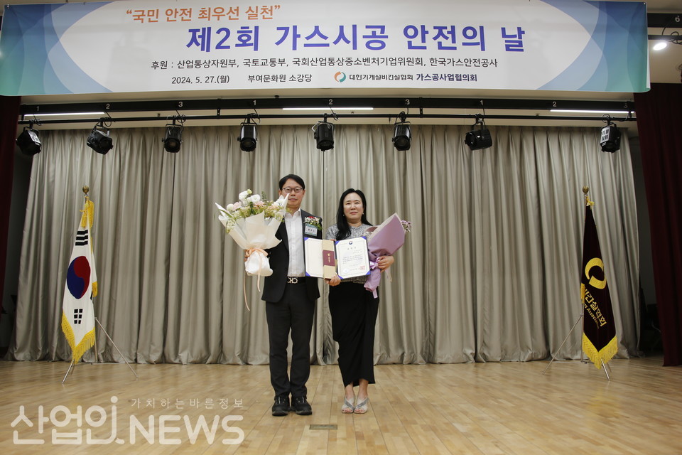 산업부 황윤길 과장이 국토부 장관상 수상자에게 표창을 수여한 훈 기념촬영을 갖고 있다. [황무선 기자]