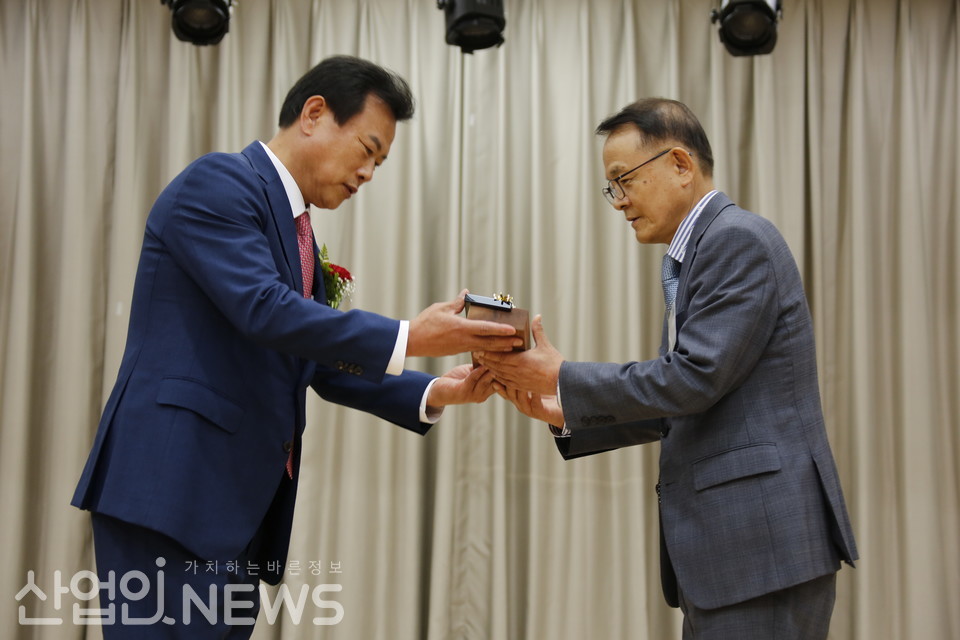 김영태 가스시공협회 회장이 임충빈 본부장에게 감사패를 전달하고 있다. [황무선 기자]