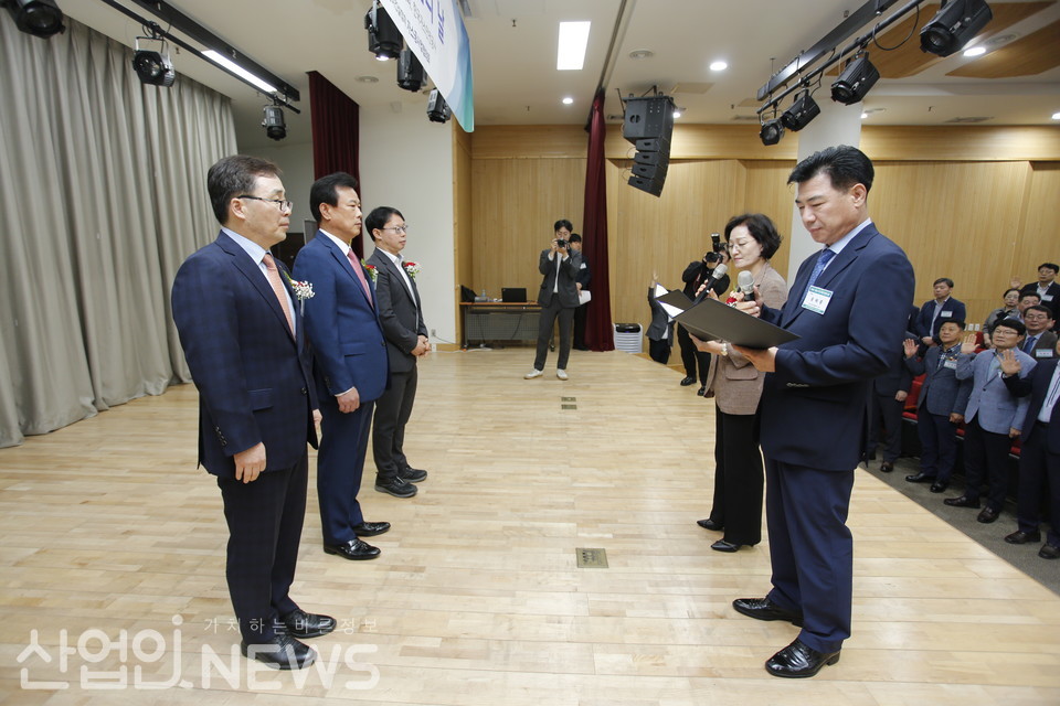 시공업계를 대표해 결의문을 낭독하고 있는 모습. [황무선 기자]