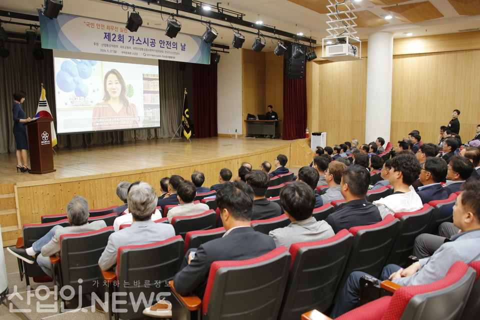 국회 이재정 산자위원장이 영상 메시지를 통해 행사 축하를 전하고 있다. [황무선 기자]