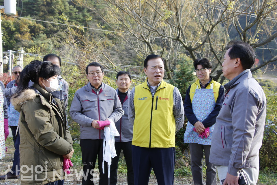 김장 행사에 도착한 박경국 가스안전공사 사장과 김영태 가스공사업협의회 회장이 행사를 주최하고 있는 김희연 탈북여성지원연합 회장과 인사를 나누고 있다. [황무선 기자]