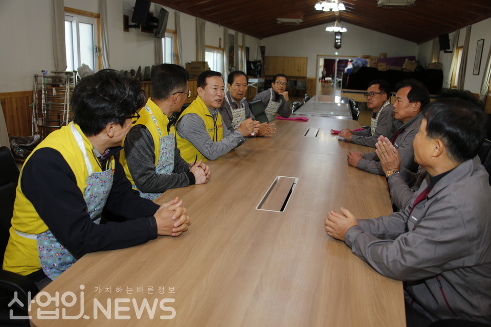 행사 진행에 앞서 박경국 가스안전공사 사장과 김영태 가스공사협의회 회장 및 대표간사들이 행사 취지 등에 대해 잠시 환담을 나누고 있다. [황무선 기자]