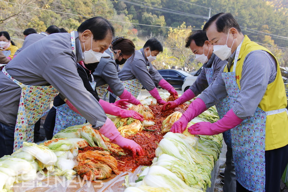 절인 배추에 김치 속을 넣고 있는 박경국 가스안전공사 사장과 김영태 가스공사협의회 회장 및 봉사단 일행들의 모습. [황무선 기자]