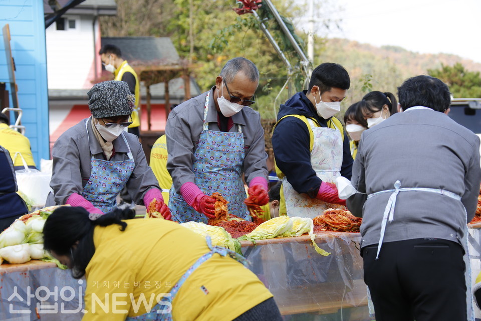 가족과 함께 김장 봉사에 참석한 가스공사협의회 간사진의 모습. [황무선 기자]