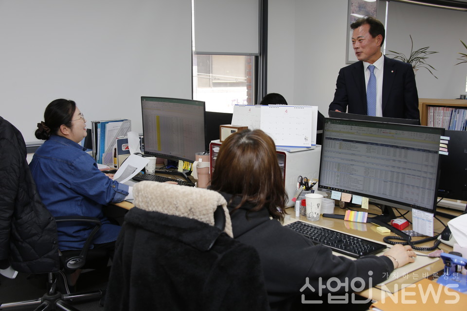 협창건설 직원들과 대화를 나누고 있는 김영태 회장. [황무선 기자]