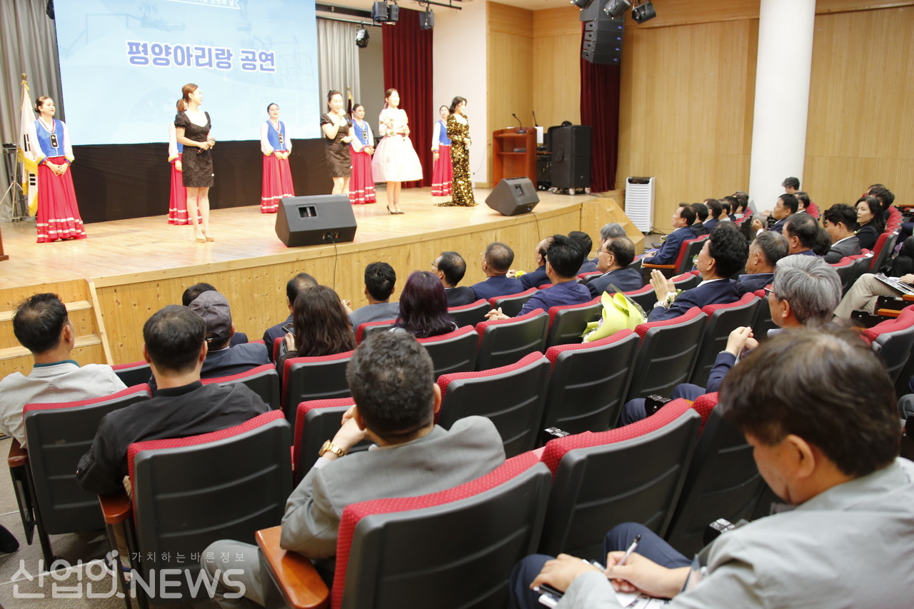 탈북주민들로 구성된 평양아리랑예술단의 식전 공연 모습. [황무선 기자]