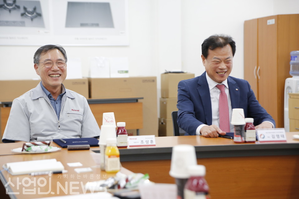 김영태 가스공사업협의회 회장(오른쪽)과 조상훈 린나이 대표(왼쪽)가 업무 협약에 앞서 환담을 나누며 활짝 웃음을 보이고 있다. [황무선 기자]