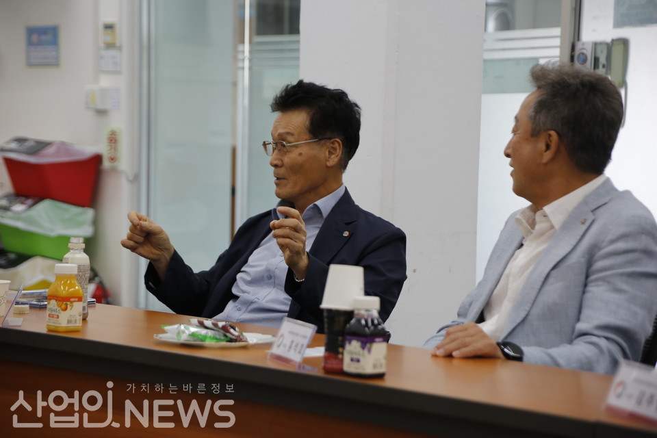 최근 인천에서 계양구에서 진행된 취약계층 사회공헌활동과 관련해  오세복 가스공사업협회의 부회장(왼쪽)이 그 과정을 설명하며 린나이측의 협조에 감사의 인사를 전하고 있다. [황무선 기자]
