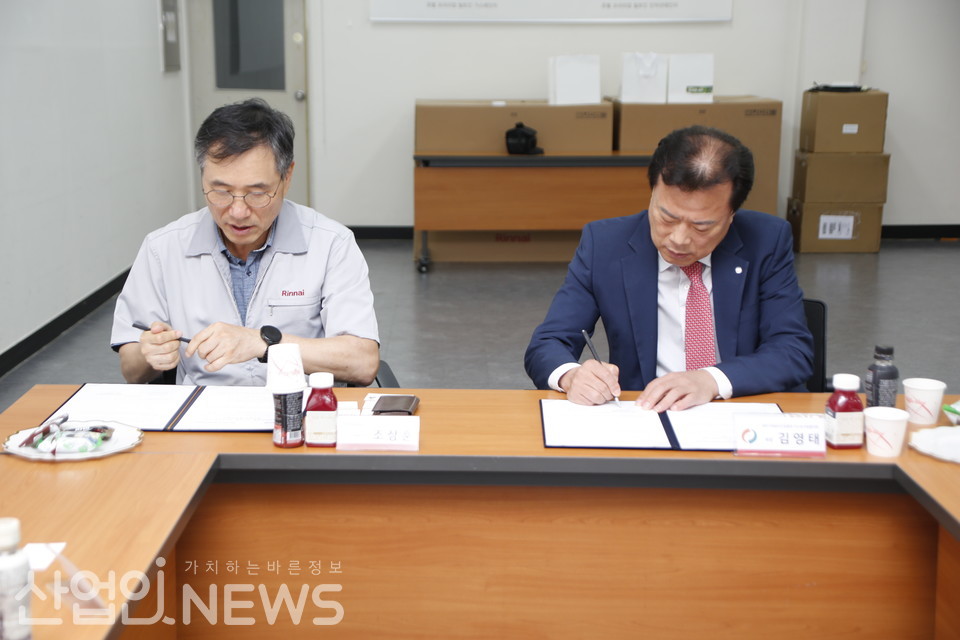 업무협약서에 서명하고 있는 김영태 가스공사업협회의 회장과 조상훈 린나이 대표의 모습. [황무선 기자]
