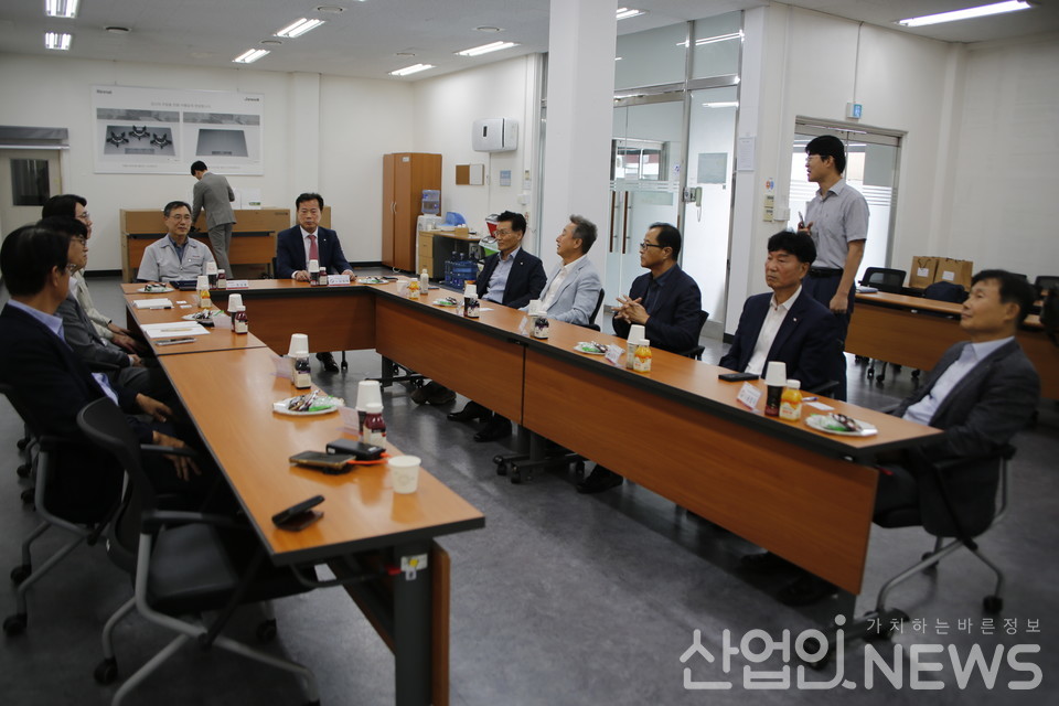 가스공사업협의회와 린나이의 협약식에 앞서 협약식에 참석한 김영태 회장을 비롯한 부회장 및 서울, 수도권 대표간사들이 조상훈 린나이 대표 및 회사측 관계자들과 환담을 나누고 있다. [황무선 기자]